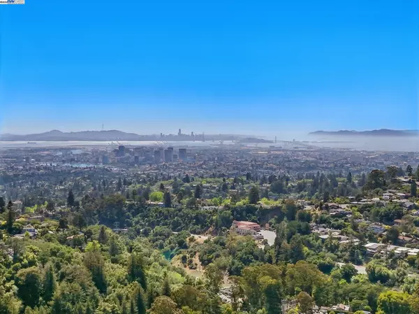 2323 Mastlands Dr, Oakland, CA 94611