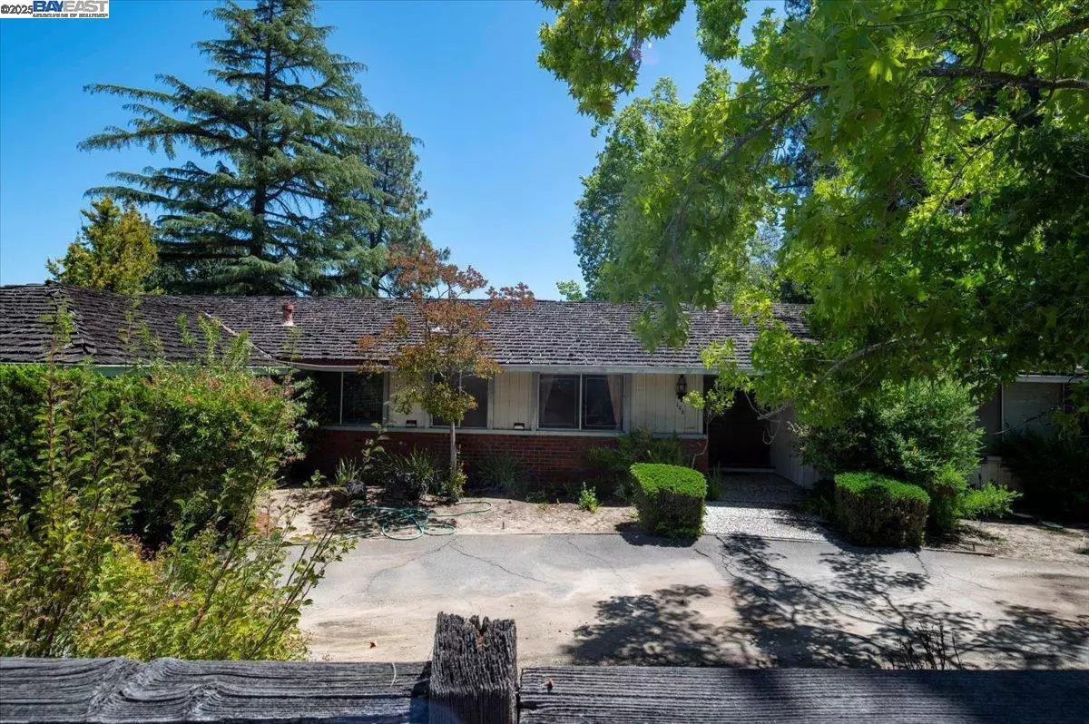 Alamo, CA 94507,196 Crest Ave