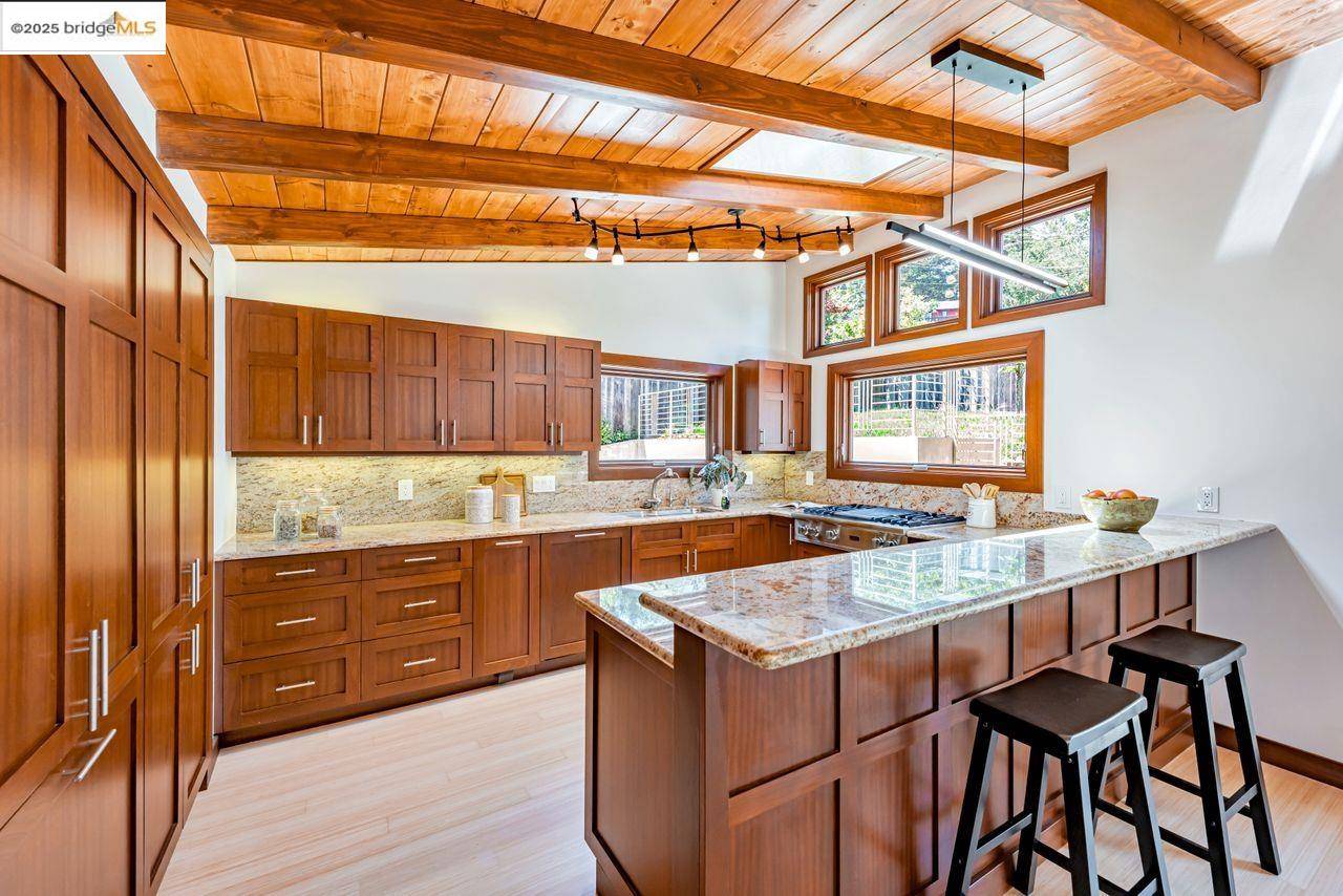 Oakland, CA 94611,6815 Paso Robles Dr