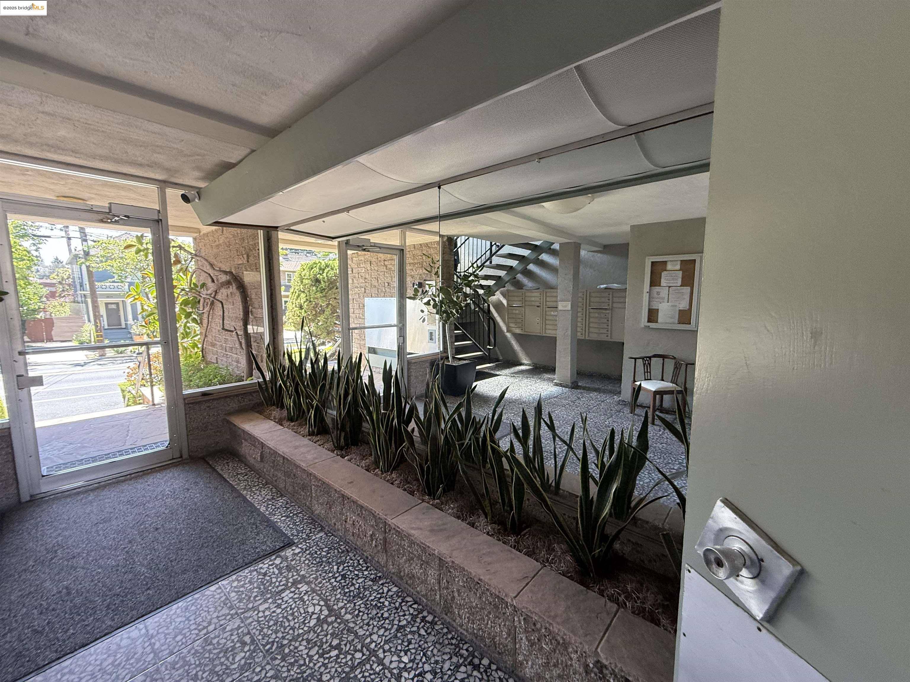 Oakland, CA 94611,3877 Howe St #210