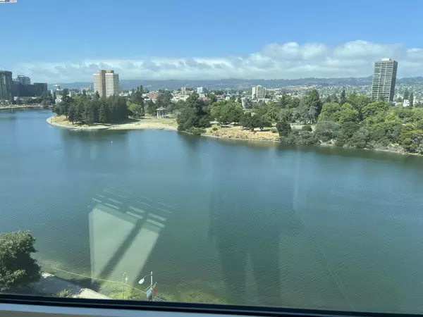 Oakland, CA 94612,1 Lakeside Dr #821