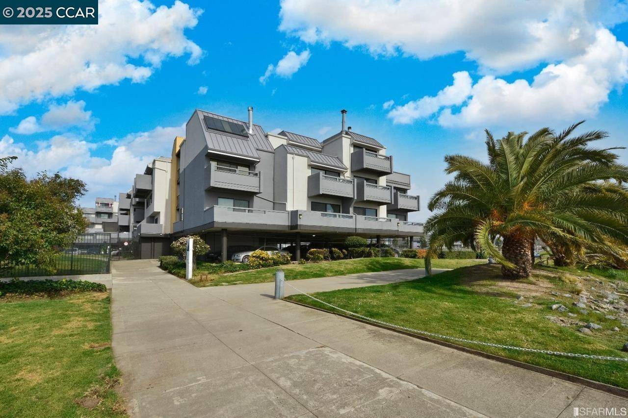 Oakland, CA 94607,3 Embarcadero #233