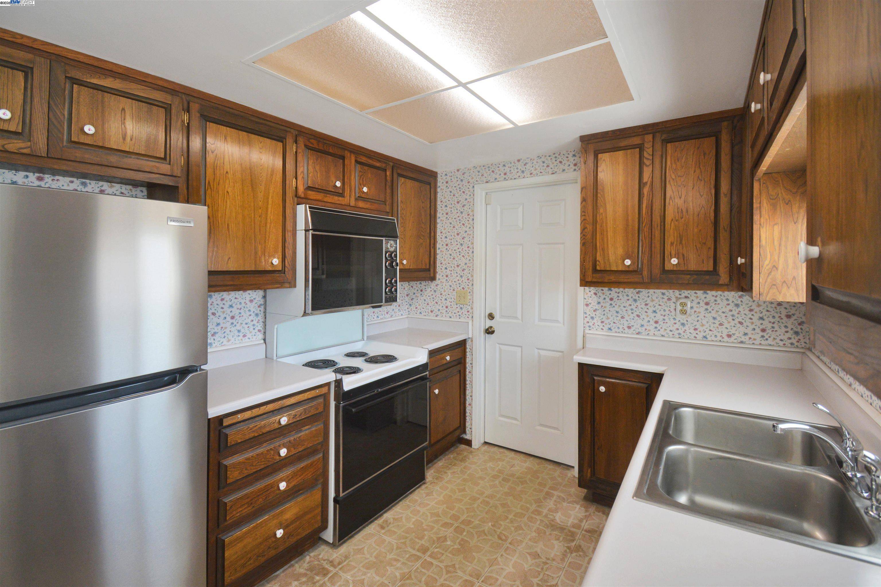 Martinez, CA 94553,2120 Shasta