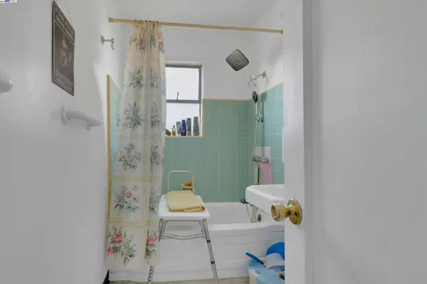 Oakland, CA 94606,1916 E 30Th St