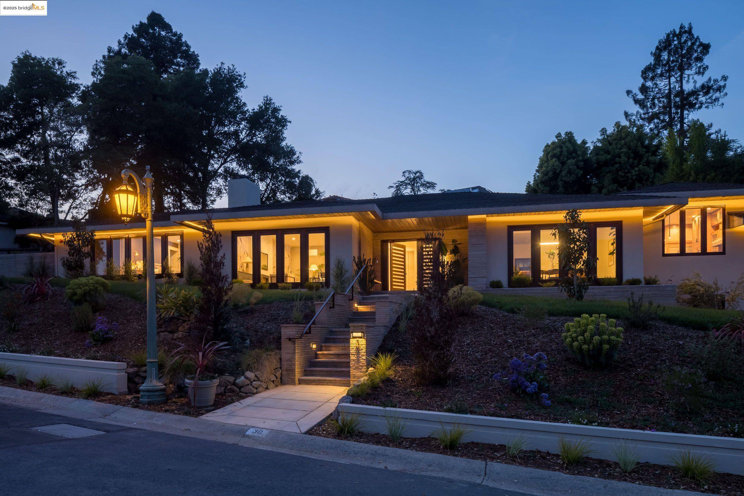 30 Lincolnshire Dr, Oakland, CA 94618