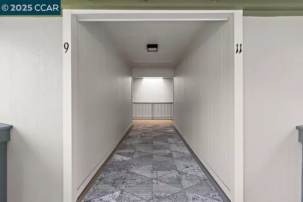 Walnut Creek, CA 94595,2200 Pine Knoll Dr #11
