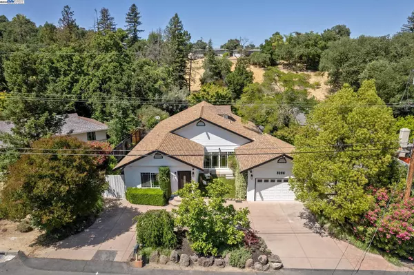 3296 Walnut Ln, Lafayette, CA 94549