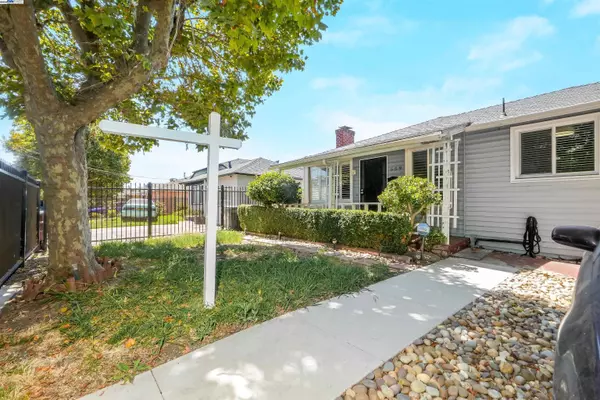559 Almanza Dr, Oakland, CA 94603