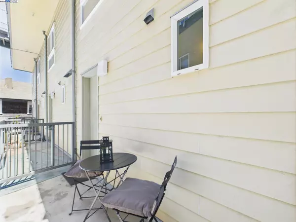 Oakland, CA 94609,485 W Macarthur Blvd #201