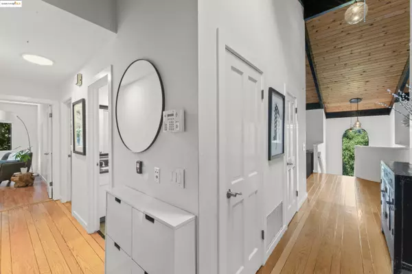 Oakland, CA 94611,5821 Bagshotte Drive