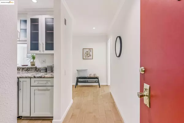 Oakland, CA 94610,811 York St #313