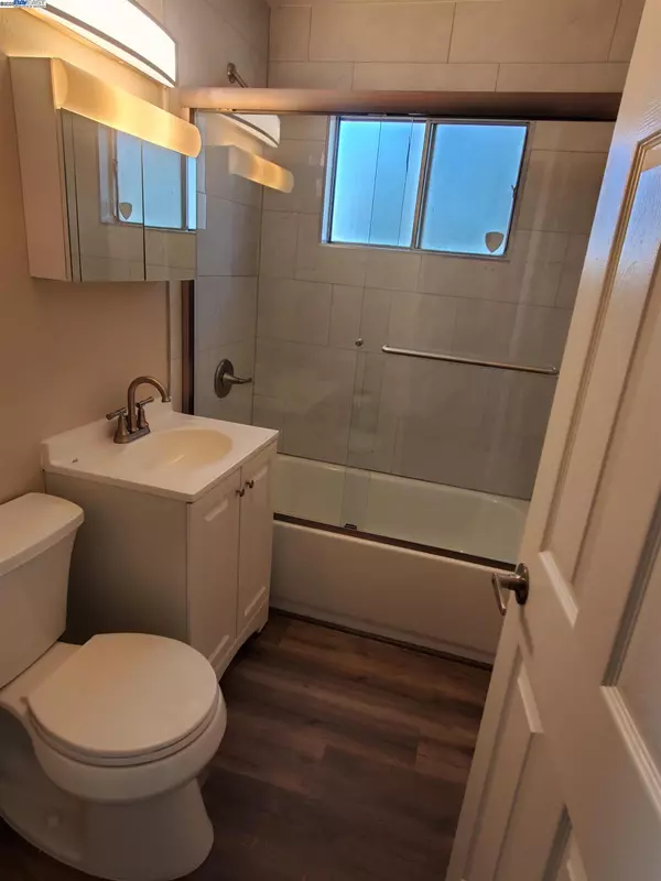 Martinez, CA 94553,223 Arana #B