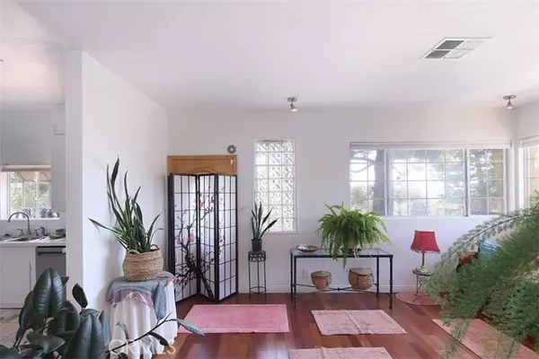 La Crescenta, CA 91214,3953 Santa Carlotta