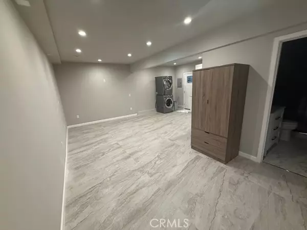 Valencia (santa Clarita), CA 91355,25561 Novela