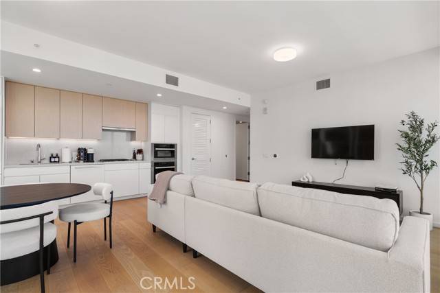 Los Angeles, CA 90017,877 Francisco Street #2402