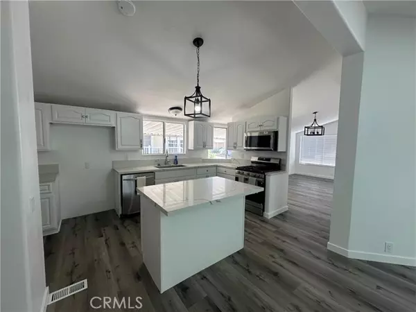 Lake Forest (el Toro), CA 92630,24001 Murilands Boulevard #25