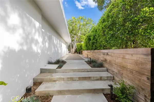 Beverly Hills, CA 90210,1046 N Hillcrest Road