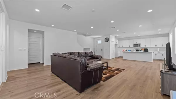 Fontana, CA 92336,7044 MALLOW DRIVE Mall #4