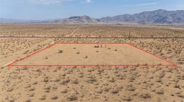 10425 Laguna Seca Drive, Apple Valley, CA 92308