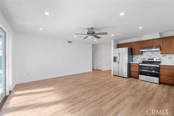 Irvine, CA 92606,3852 Blackthorn Street