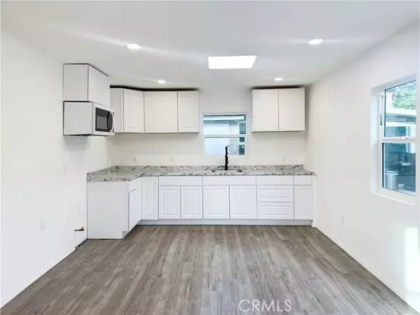 Downey, CA 90241,7642 Arnett #A