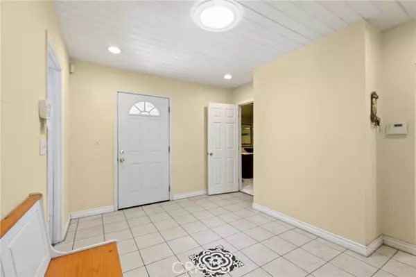 Downey, CA 90241,8558 11th