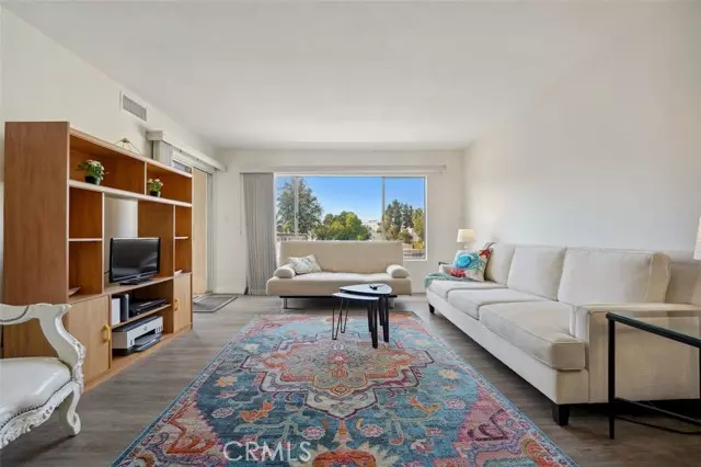 14335 Huston Street #212, Sherman Oaks, CA 91423