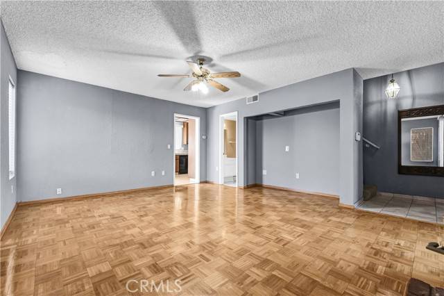 Van Nuys (los Angeles), CA 91405,14435 Valerio Street #17