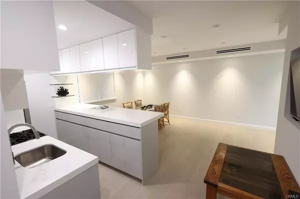 Northridge (los Angeles), CA 91325,9315 White Oak Avenue