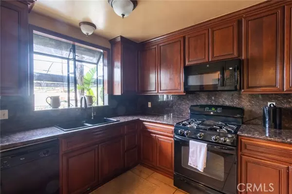 Granada Hills (los Angeles), CA 91344,16609 Chatsworth Street