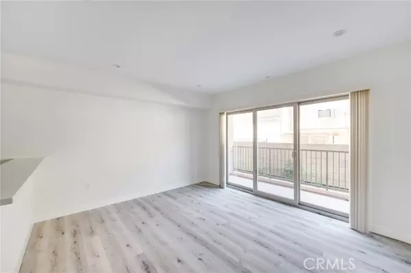 Van Nuys (los Angeles), CA 91405,14526 Hartland Street #106