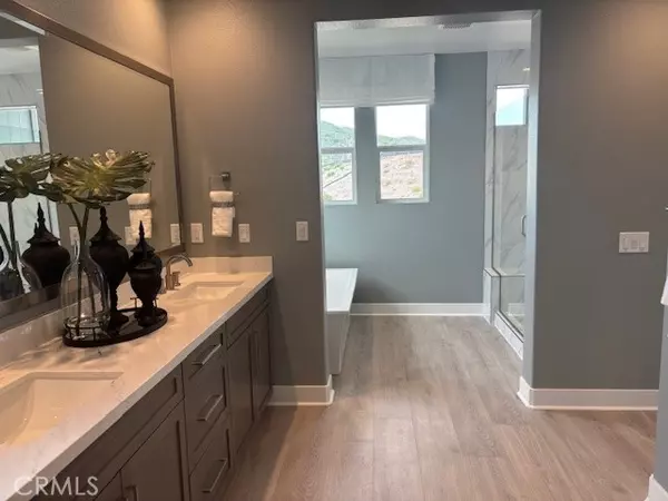 Valencia (santa Clarita), CA 91381,27334 Creekwood Lane
