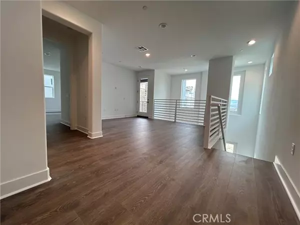 Valencia (santa Clarita), CA 91381,27339 Creekwood Lane