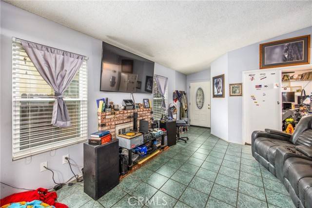 Colton, CA 92324,916 Award Drive