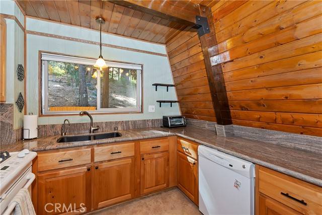 Crestline, CA 92325,24091 Lakeview Drive