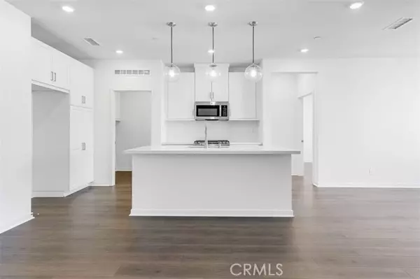 Ontario, CA 91764,980 N Tangent Privado #305