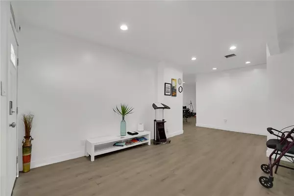 Inglewood, CA 90305,8469 S Van Ness