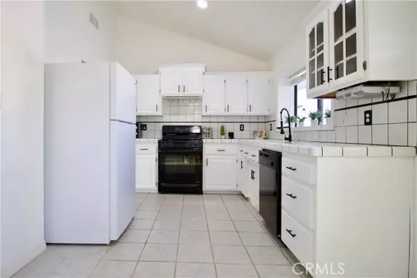 Oak Hills, CA 92344,8011 Fuente