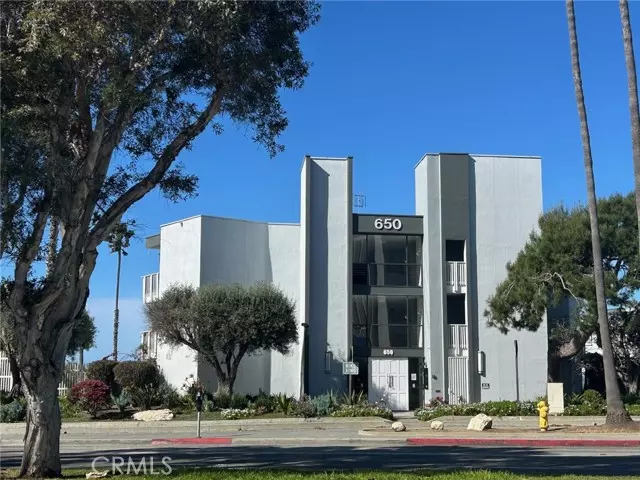 Redondo Beach, CA 90277,650 The Village #106