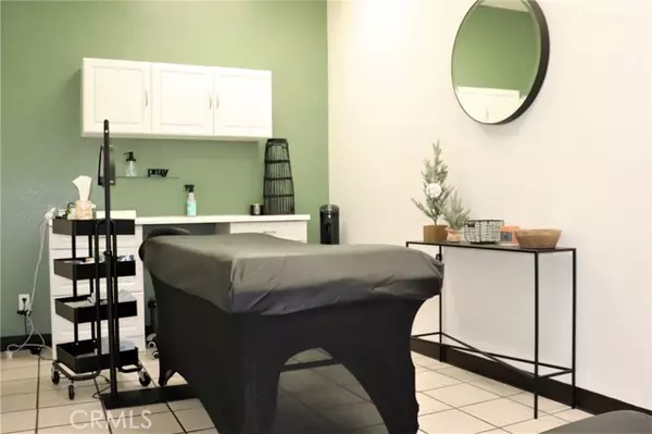Glendora, CA 91740,1433 E Route 66