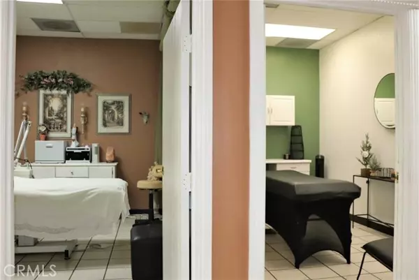 Glendora, CA 91740,1433 E Route 66