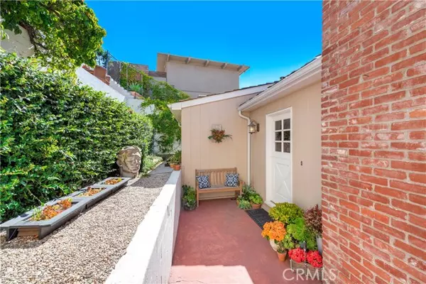 933 Coast View Drive, Laguna Beach, CA 92651