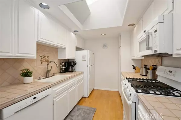 Laguna Beach, CA 92651,9 N Encino