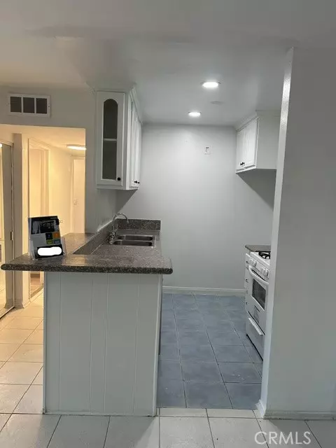 Tarzana (los Angeles), CA 91356,18620 Hatteras Street #272