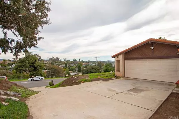 Vista, CA 92083,328 Anns Way