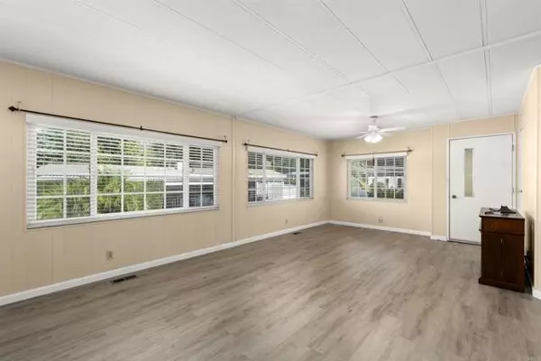 Escondido, CA 92026,8975 Lawrence Welk #2