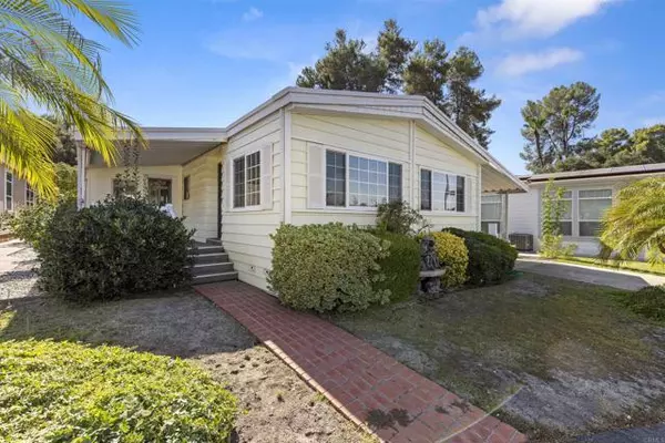 Escondido, CA 92026,8975 Lawrence Welk #2