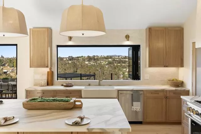 Carlsbad, CA 92008,3920 Holly Brae