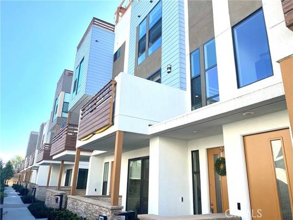 1682 Topanga, Costa Mesa, CA 92627