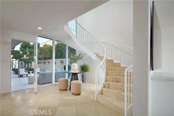 Newport Beach, CA 92660,29 Linda